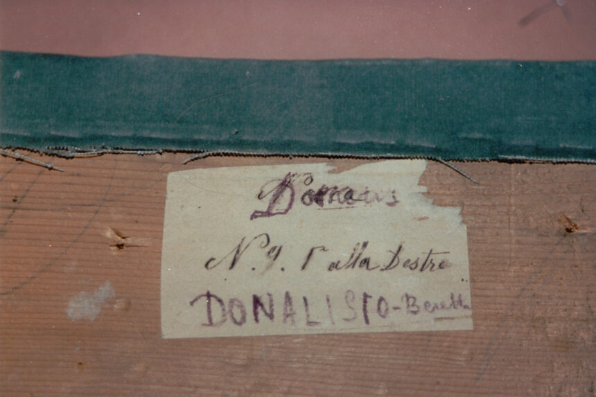 Donalisio - Nel corso dei restauri ultimati nel 1994, sollevando la tavola posta sul parapetto, è stata scoperta questa scritta indicante il numero del palco ed il proprietario. L'informazione è databile tra gli anni 1876 e 1882.
