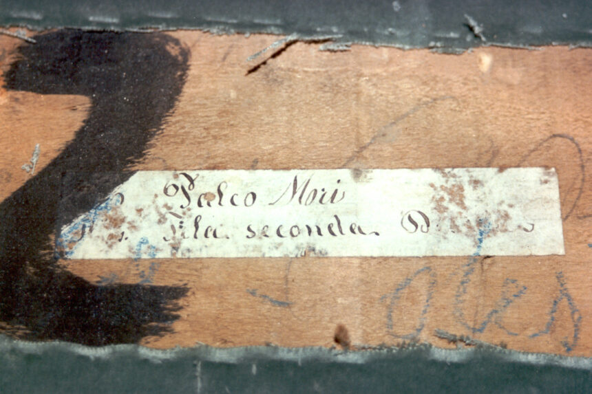 Mori - Nel corso dei restauri ultimati nel 1994, sollevando la tavola posta sul parapetto, è stata scoperta questa scritta indicante il numero del palco ed il proprietario. L'informazione è databile tra gli anni 1876 e 1882.