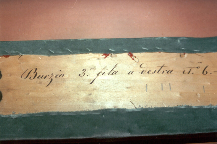 Burzio - Nel corso dei restauri ultimati nel 1994, sollevando la tavola posta sul parapetto, è stata scoperta questa scritta indicante il numero del palco ed il proprietario. L'informazione è databile tra gli anni 1876 e 1882.