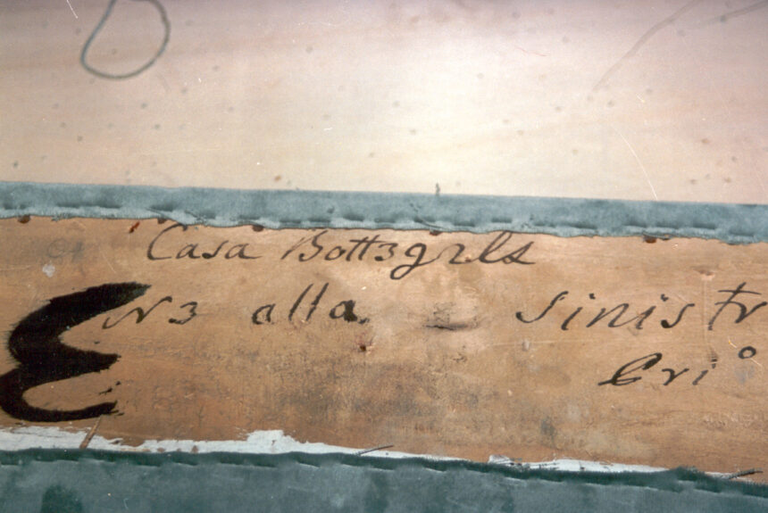 Bottigella - Nel corso dei restauri ultimati nel 1994, sollevando la tavola posta sul parapetto, è stata scoperta questa scritta indicante il numero del palco ed il proprietario. L'informazione è databile tra gli anni 1876 e 1882.