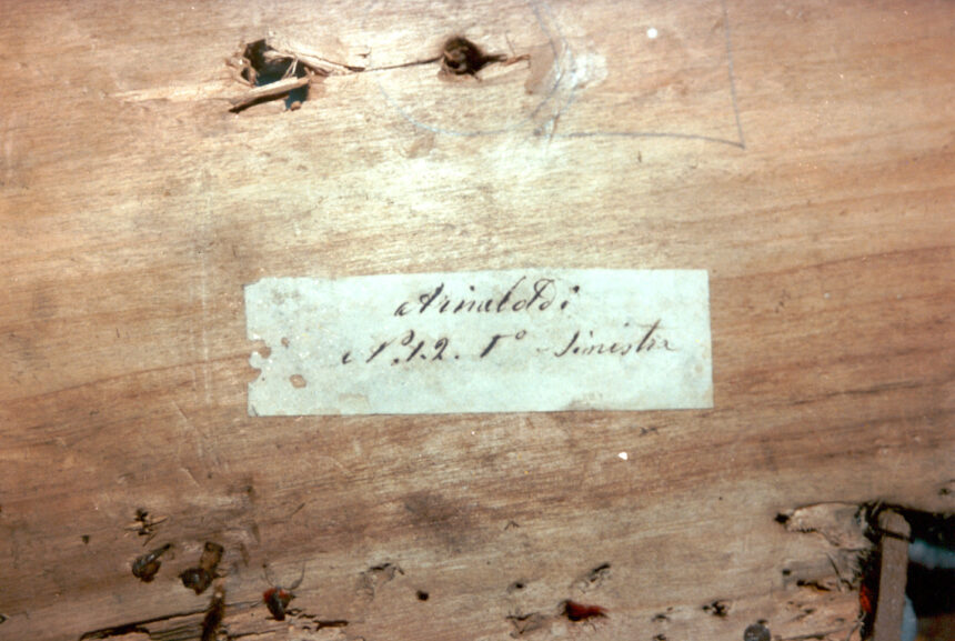 Arnaboldi - Nel corso dei restauri ultimati nel 1994, sollevando la tavola posta sul parapetto, è stata scoperta questa scritta indicante il numero del palco ed il proprietario. L'informazione è databile tra gli anni 1876 e 1882.