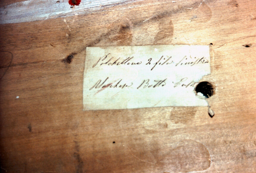Botta Cusani - Nel corso dei restauri ultimati nel 1994, sollevando la tavola posta sul parapetto, è stata scoperta questa scritta indicante il numero del palco ed il proprietario. L'informazione è databile tra gli anni 1876 e 1882.