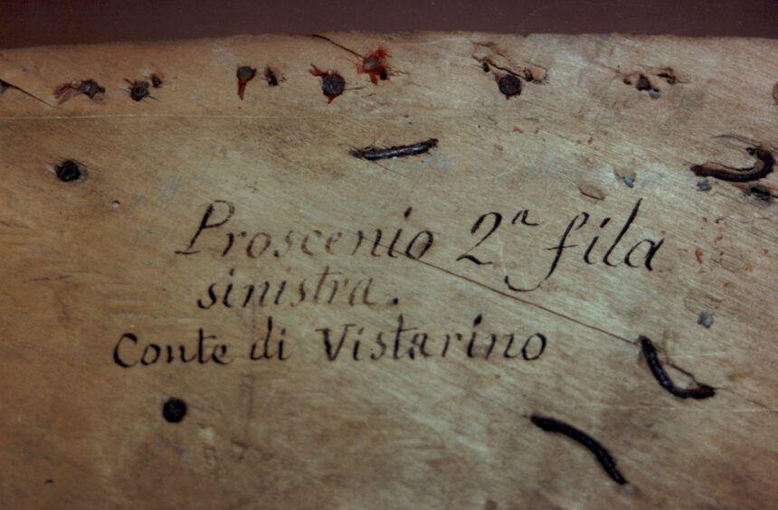 Conte di Vistarino - Nel corso dei restauri ultimati nel 1994, sollevando la tavola posta sul parapetto, è stata scoperta questa scritta indicante il numero del palco ed il proprietario. L'informazione è databile tra gli anni 1876 e 1882.
